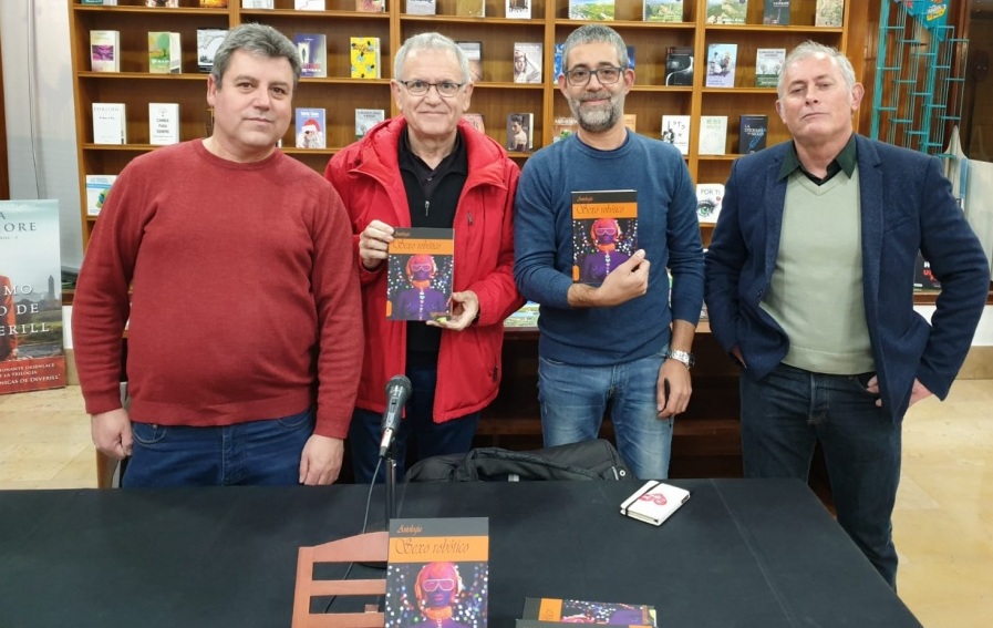 David Acebes y Miguel Ángel de Rus en la presentación de 36 maneras de quitarse el sombrero, en librería Margen, Valladolid